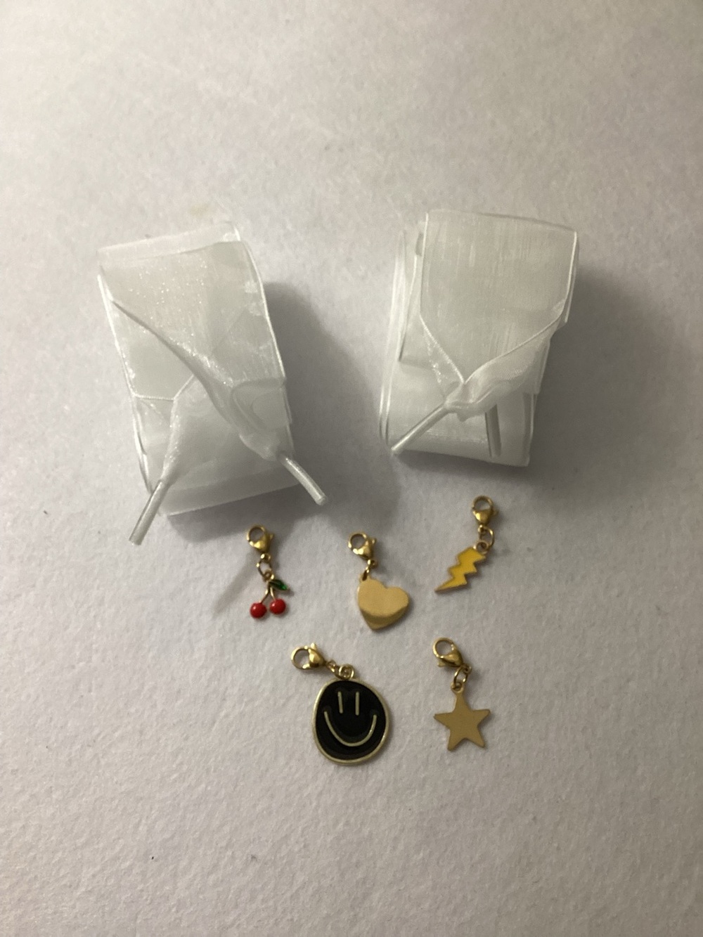 Steve Madden 5-pc. Shoe Charms with Dust Bag and Ribbon Shoe laces - Picture 4 of 10